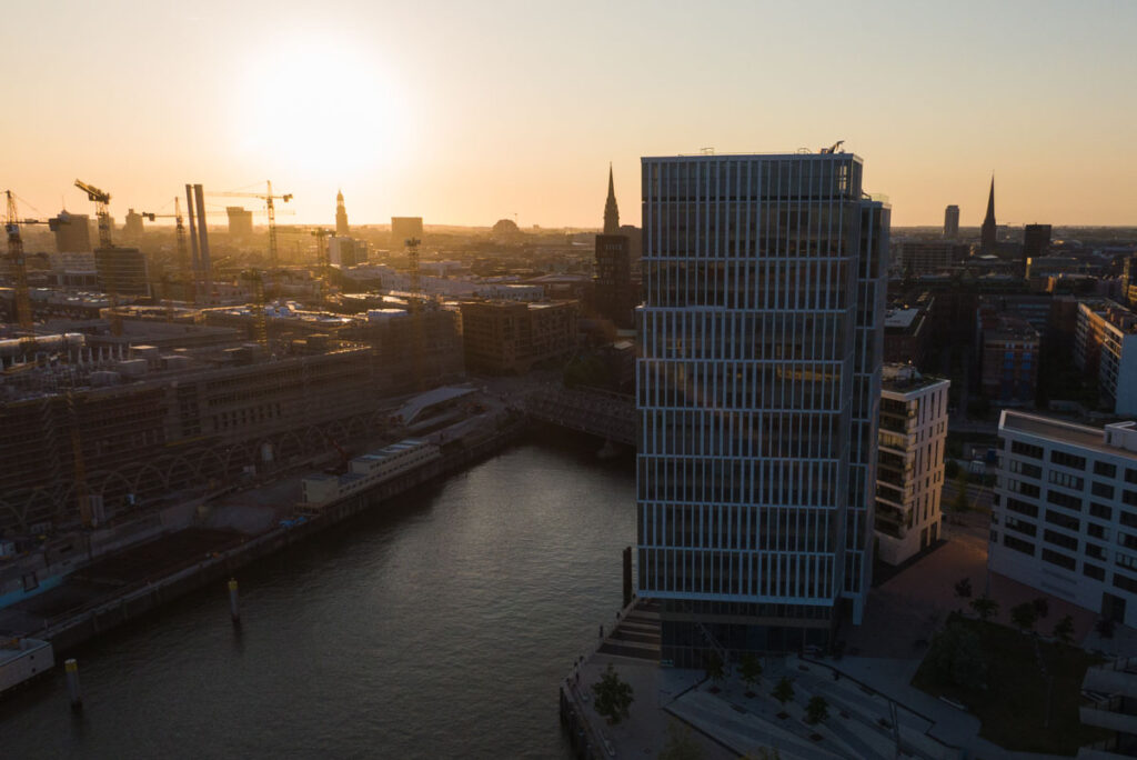 Sonnenuntergang über Hamburg Hafencity während der Open Terrace Party mit Drohnenaufnahme