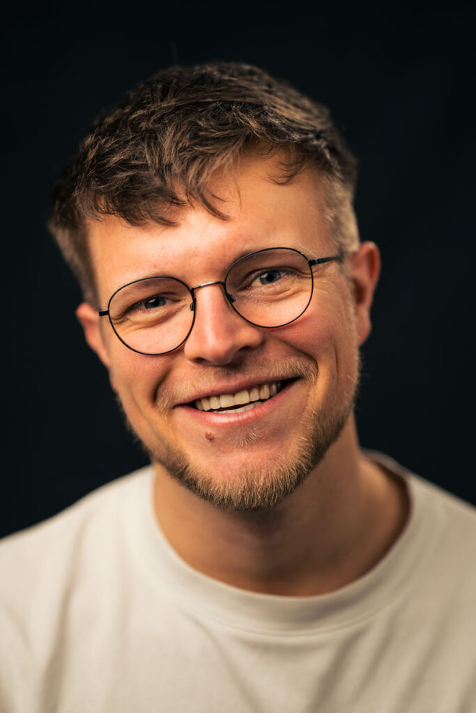 Portrait Nahaufnahme von Videograf Ole Schmidt, professionell ausgeleuchtet