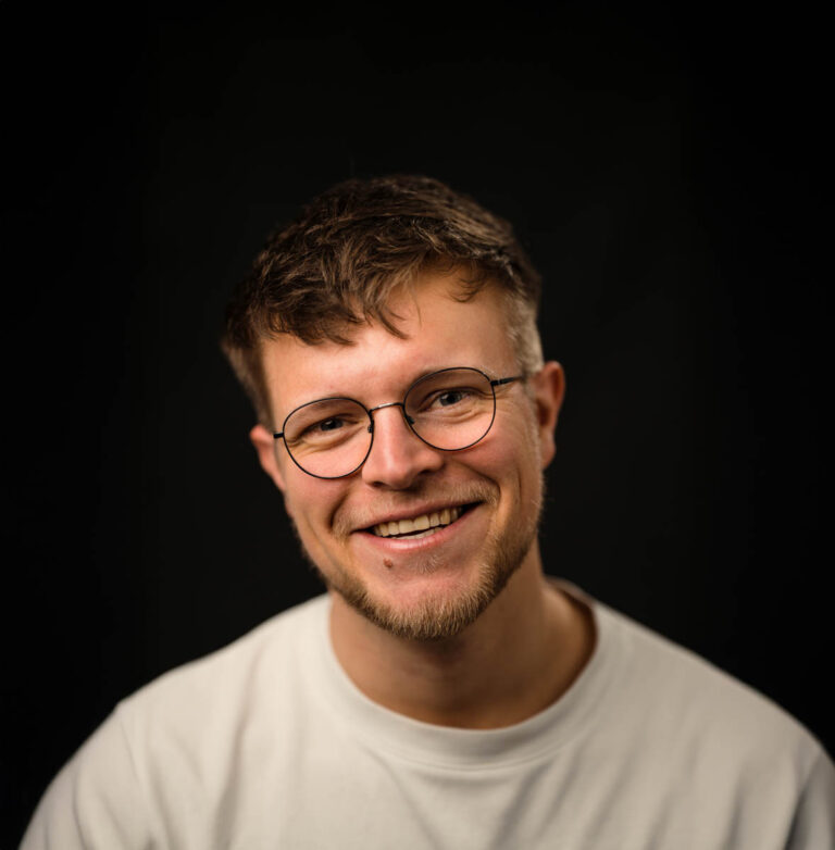 Portrait Nahaufnahme von Videograf Ole Schmidt, professionell ausgeleuchtet